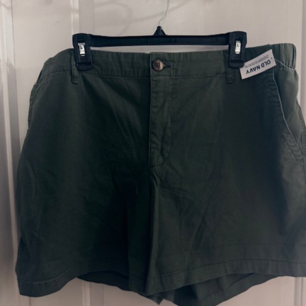 Old Navy NWT Size XL Olive color 3.5" Inseam High Rise OG Chino Shorts